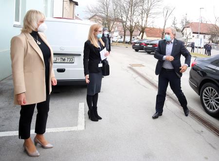 VLADA NA OBISKU V CERKNICI 017 FOTO LJUBO VUKELIČ